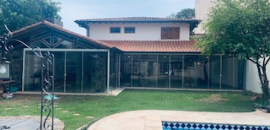 Alquilo Fina Residencia en Villa Morra