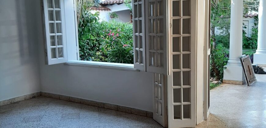 Vendo Hermosa Casa en Barrio Residencial Mburucuya